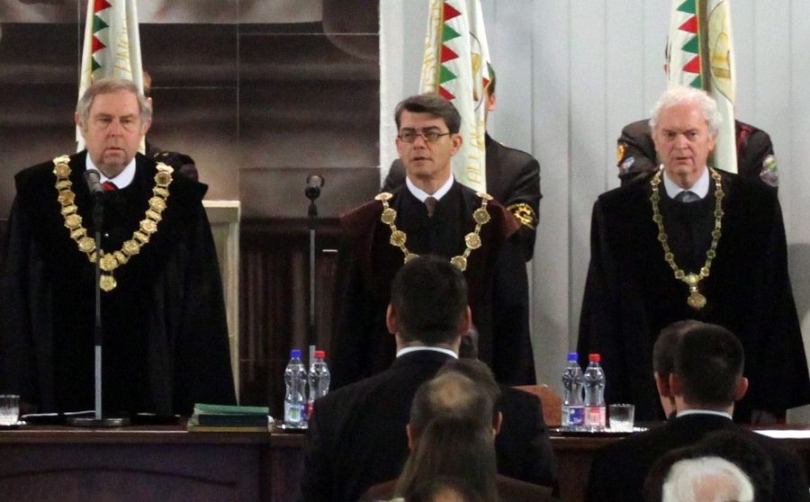 Patkó Gyula rektor, Barkai László rektorjelölt, ma az Egészségügyi Kar dékánja és Tihanyi László, (a Műszaki Földtudományi Kar dékánja a Miskolci Egyetem szenátusának februári, ünnepi ülésén - MTI Fotó: Vajda János