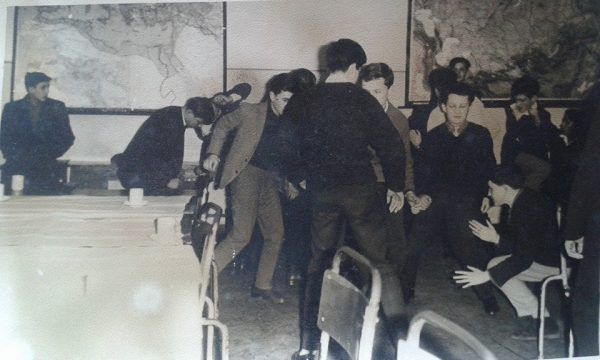 Pannonhalmi diákok twistelnek. 1960-as évek, magángyűjtemény.