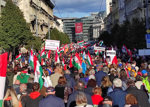 A Békemenet vonulói a Vámház körúton. A menet eleje ekkor már az Erzsébet térnél járt. A szerző felvétele.