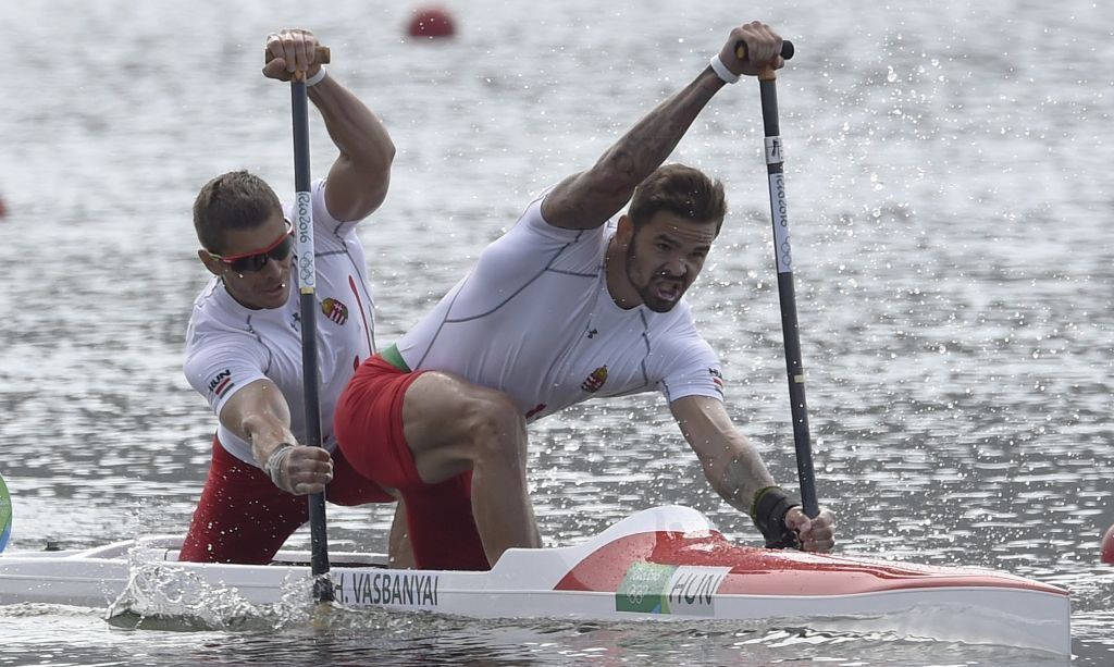 Vasbányai Henrik (elöl) és Mike Róbert a hatalmasat hajráztak, de egy kevés hiányzott a dobogóhoz (kép: MTI / Kovács Tamás)