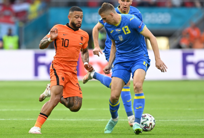 Depay (narancsszínű mezben) Zabarnyi mellett viszi el a labdát a Hollandia-Ukrajna Eb-csoportmeccsen, Amszterdamban. Fotó: MTI/EPA/AFP/John Thys