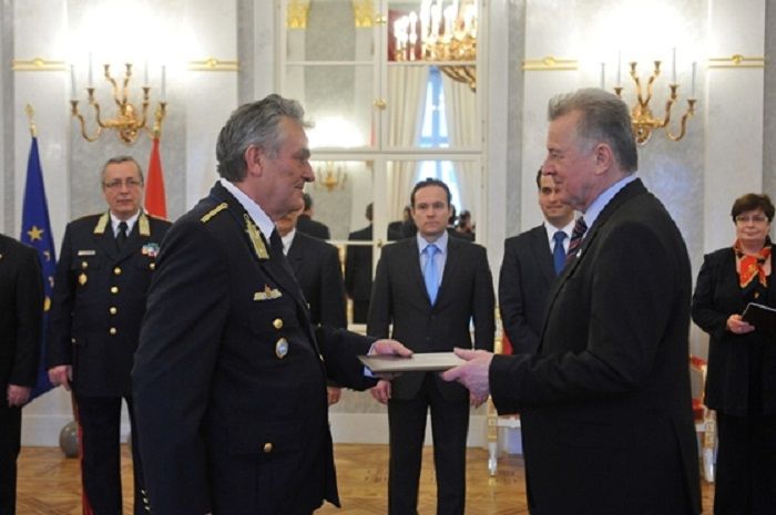 Horváth András 2011-ben átveszi a nyugállományú rendőr dandártábornoki kinevezési okmányt Schmitt Páltól. Fotó: MTI/Soós Lajos
