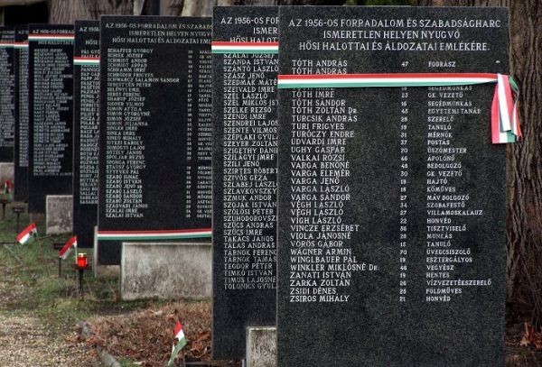 Az 1956-os forradalom és szabadságharc ismeretlen helyen nyugvó hősi halált halt áldozatai emlékére állított, neveket tartalmazó síremlékek sora a Fiumei úti Nemzeti Sírkertben.<br />Fotó: MTVA/Bizományosi: Jászai Csaba