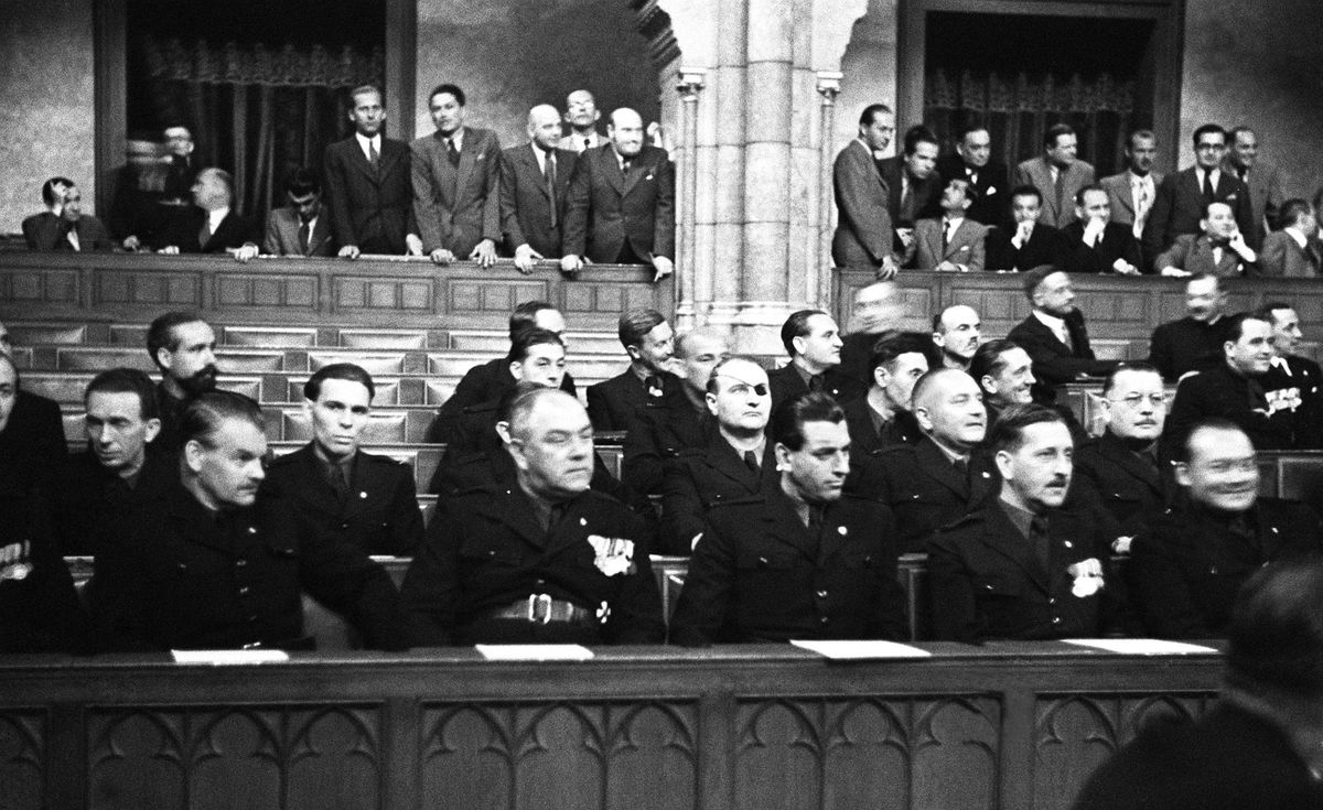 Nyilas képviselők egyenruhás öltözetben, a Parlament padsoraiban. Az első sorban balról az első Vágó Pál, a harmadik Széchenyi Lajos, a 4. Csia Sándor, az 5. Hubay Kálmán. A II. sorban balról a 2. Wirth Károly, mellette a félszemű Gruber Lajos, és Hubay mögött a II. sor jobb szélén Rátz Kálmán ül / MTI Fotó: Bojár Sándor