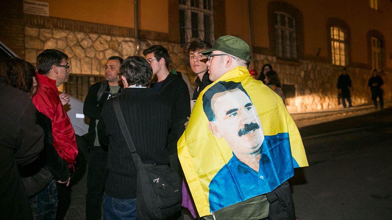 Kiscsoportos utálkozóverseny Gül Baba türbéjénél