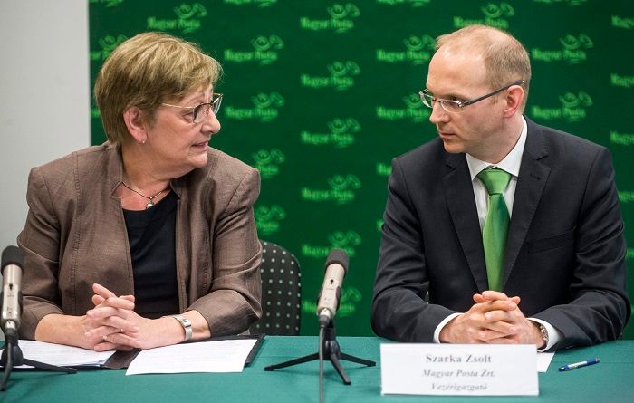Budapest, 2016. április 5. Németh Lászlóné, a Miniszterelnökség nemzeti pénzügyi szolgáltatásokért és postaügyekért felelõs államtitkára és Szarka Zsolt, a Magyar Posta Zrt. vezérigazgatója a kormány és a parlamenti pártok postatörvény módosításáról tartott egyeztetése után tartott sajtótájékoztatón a Magyar Posta Vezérigazgatóságának épületében 2016. április 5-én. MTI Fotó: Marjai János