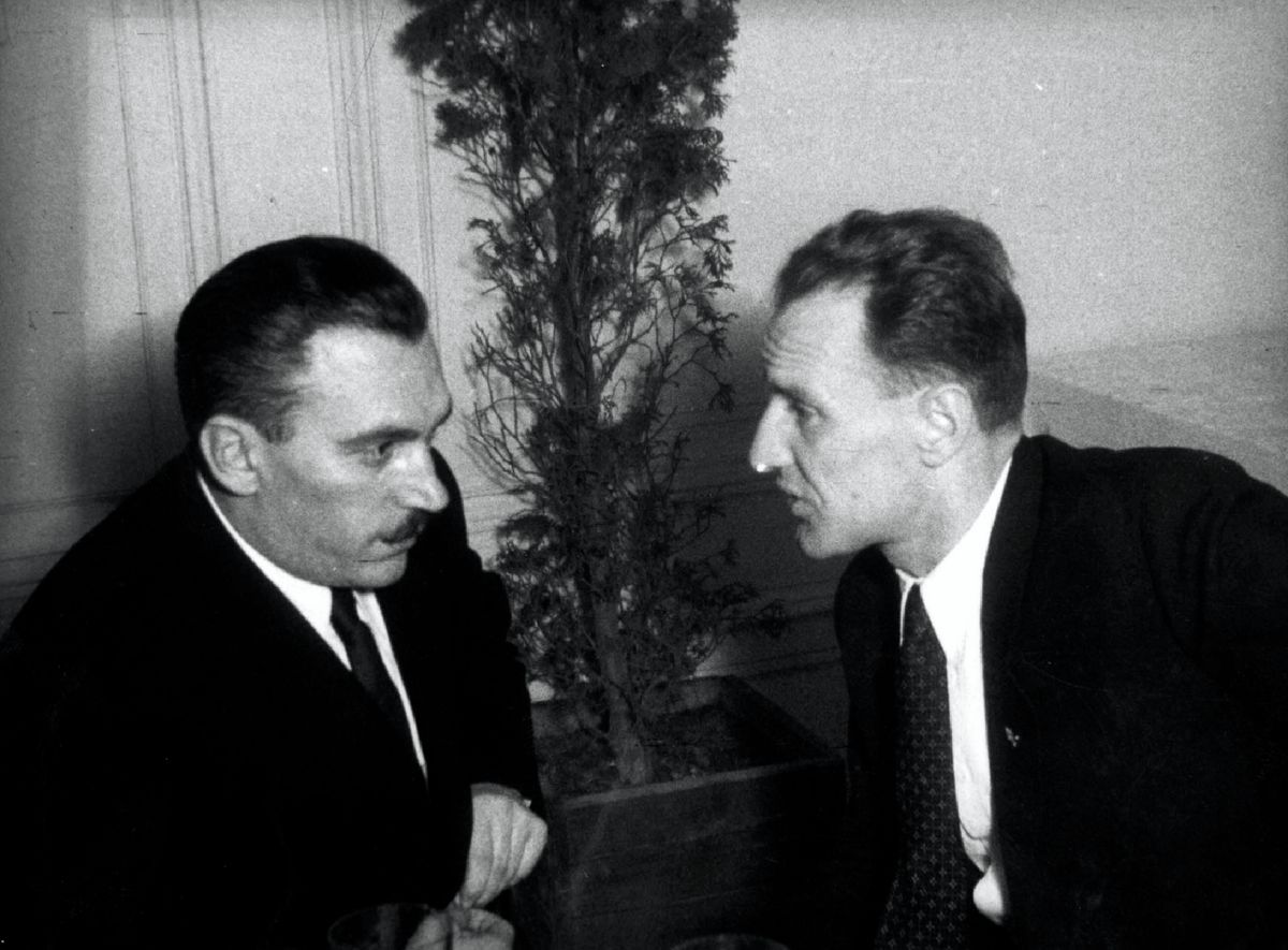 Nekem a PRO (és a Bástya), neked a Vasas. Péter Gábor és Kádár János 1948-ban / Fotó: MTI