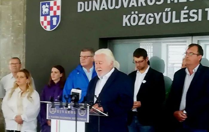 Tóth István volt jegyző a Rajta Újváros nevű ellenzéki alakulat megalakulásakor, júniusban tett hitet Gyurcsány helyi szövetsége mellett. Régi, kipróbált barátság az övék, Tóth teremtette meg önkormányzati szinten annak a lehetőségét, hogy a baloldali kormányok szinte ingyen túladtak a Dunaferren. Fotó: Castellum.do