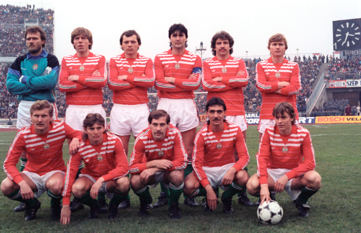 Felső sor (balról): Disztl P., Kardos, Kiprich, Nagy A., Esterházy, Détári Guggolnak (balról): Garaba, Sallai, Hannich, Varga J., Bognár. Fotó: MTI/Németh Ferenc