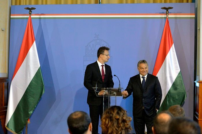 Budapest, 2015. szeptember 7. Orbán Viktor miniszterelnök (j) és Szijjártó Péter külgazdasági és külügyminiszter a misszióvezetõi értekezlet megnyitóján Budapesten, a Külgazdasági és Külügyminisztériumban 2015. szeptember 7-én. Nincs európai terv a bevándorlási válsághelyzet kezelésére - mondta a miniszterelnök nyitóbeszédében. MTI Fotó: Koszticsák Szilárd