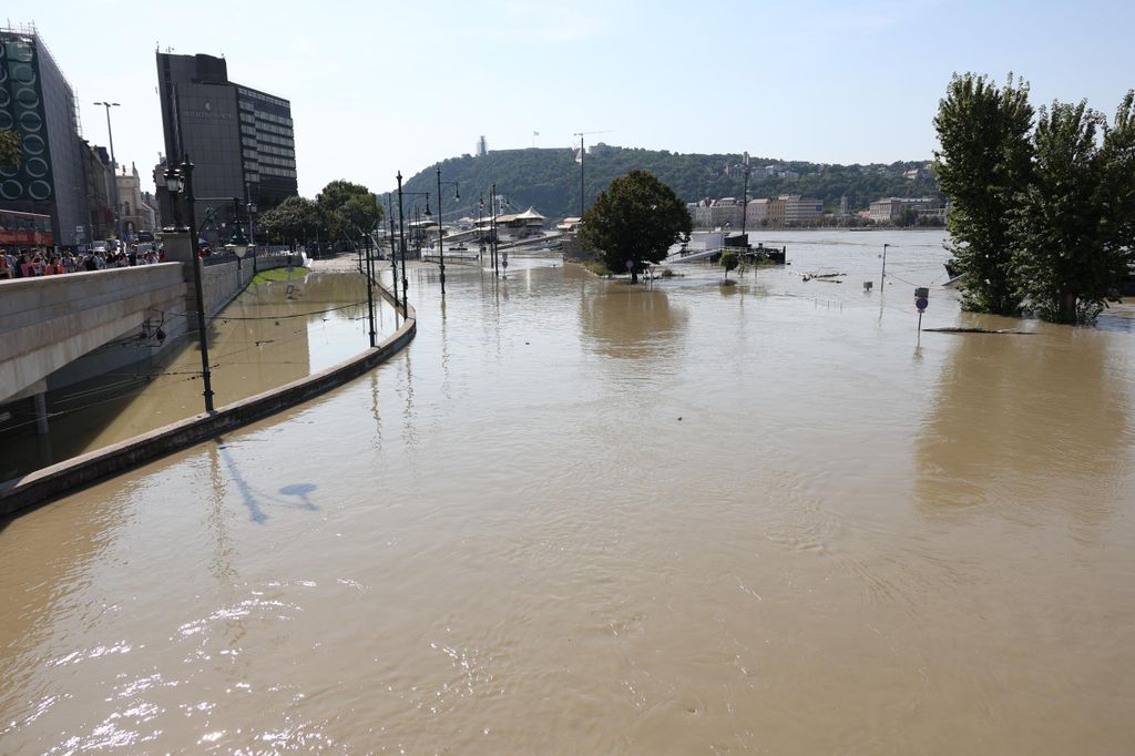 20240919 -- Az áradó Duna, a pesti rakparton // fotó: Hatlaczki Balázs