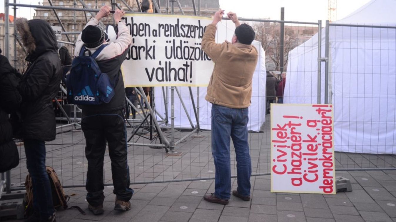 Tüntizni megyek,  dolgozni macerás!