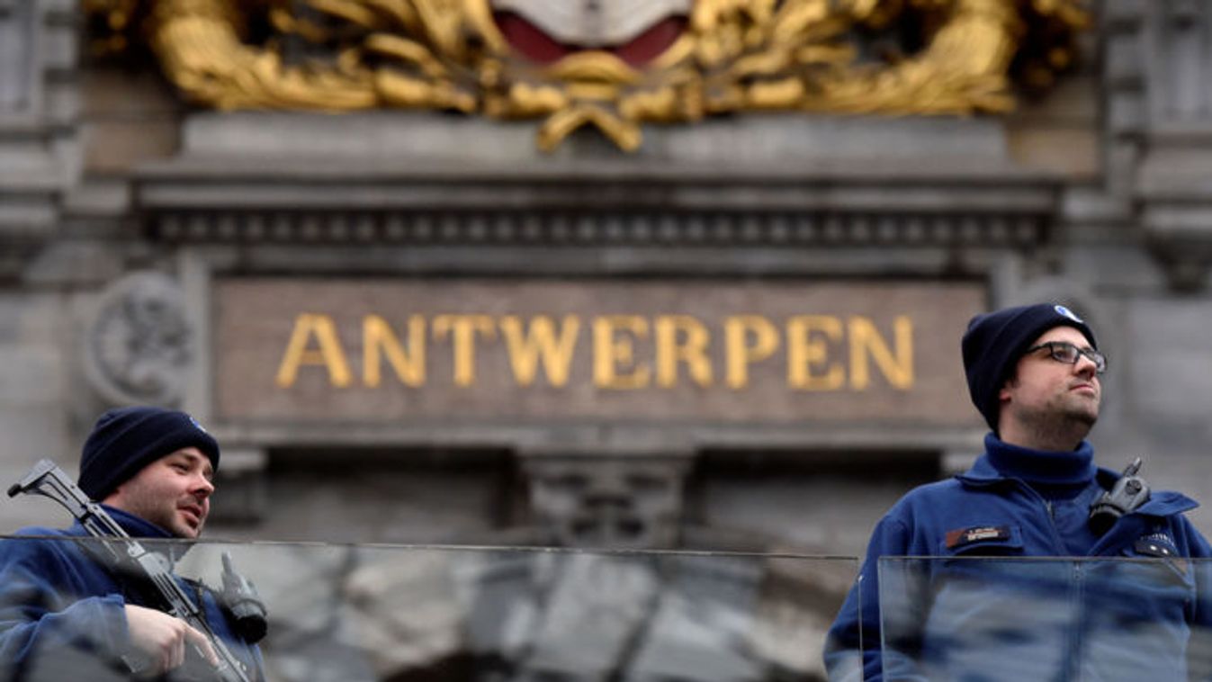 Terrorcselekmény kísérlete miatt vádat emeltek a járókelők közé hajtó antwerpeni férfi ellen