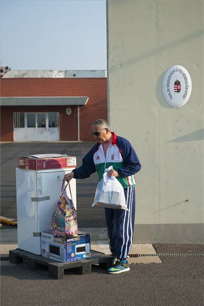 Tasnádi Péter szabadságvesztéséből szabadulva elhagyja a Tiszalöki Országos Büntetés-végrehajtási Intézetet 2016. szeptember 16-án. MTI Fotó: Czeglédi Zsolt