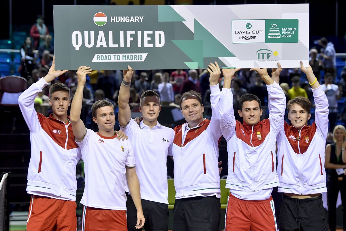 Marozsán Fábián, Nagy Péter, Fucsovics Márton, Köves Gábor szövetségi kapitány, Balázs Attila és Piros Zsombor (b-j), a gyõztes magyar csapat tagjai / Fotó: MTI