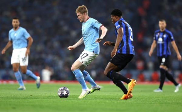 Itt még a pályán a Denzel Dumphries mellett labdát vezető Kevin de Bruyne, aki ezúttal is megsérült a döntőben.<br />Fotó: MTI/EPA/Tolga Bozoglu