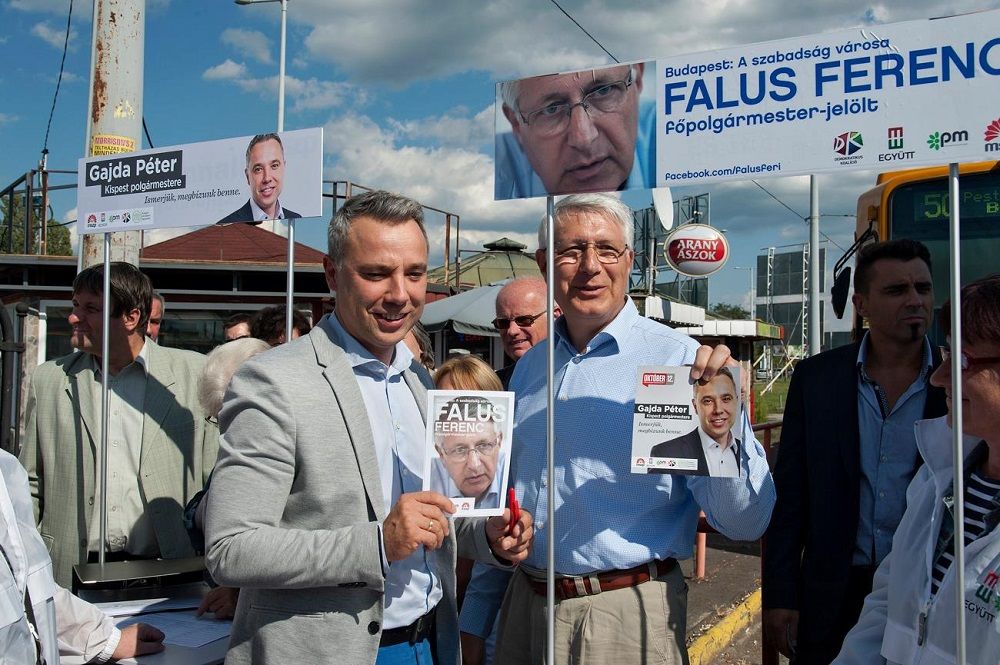 Gajda Péter és Falus Ferenc. Az MSZP-s polgármester egyelőre nem tartotta be ígéretét, és nem zavarja, hogy a szoci haverok ültek nyeregbe. Fotó: Kispesti Monitor