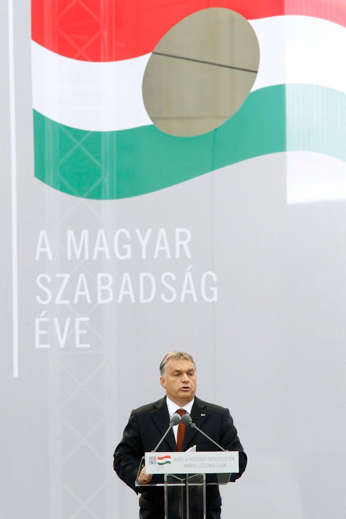 Budapest, 2016. október 23. Orbán Viktor miniszterelnök beszédet mond az 1956-os forradalom és szabadságharc 60. évfordulója alkalmából, 1956-2016 - A szabad Magyarországért! címmel tartott díszünnepségen az Országház elõtti Kossuth Lajos téren 2016. október 23-án. MTI Fotó: Szigetváry Zsolt