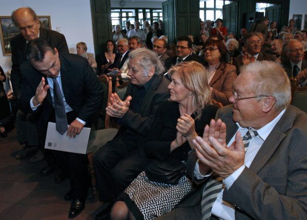 Orbán Viktor, a Fidesz elnöke (b2) Csoóri Sándor költő (j3) és Csurka István, a MIÉP elnöke (j) Lakiteleken, a Népfőiskolán, ahol megrendezték az Európa és a magyarság esélyei címû konferenciát a lakiteleki találkozó 20. évfordulóján. Csurka István erre az alkalomra írta