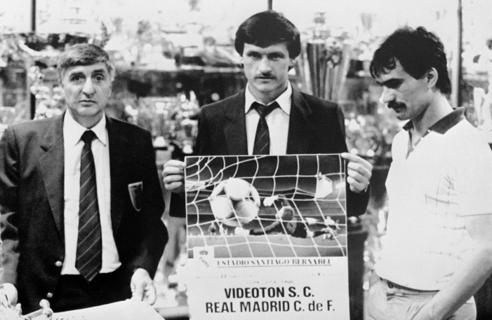 Szabó József (középen) és Végh Tibor (jobbra) a Real Madrid elleni UEFA Kupa-döntő beharangozó táblájával. Fotó: MTI/Németh Ferenc