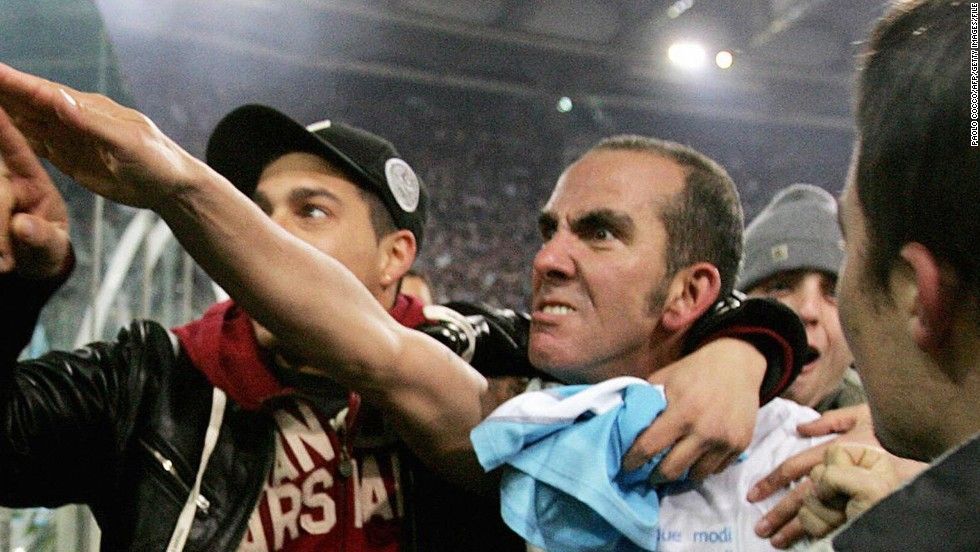 Di Canio karlendítése bejárta a világot / Fotó: CNN.com