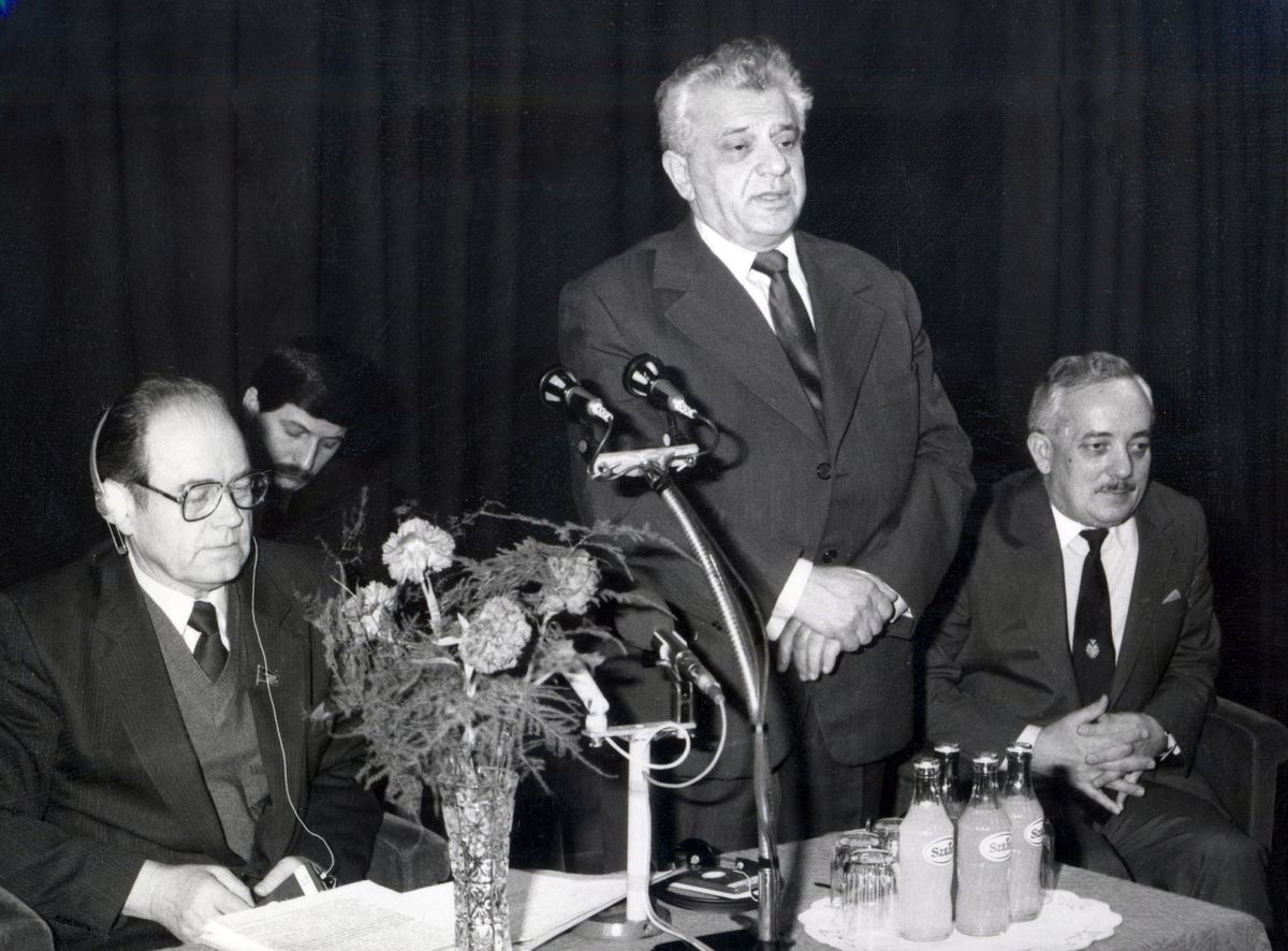 Budapest, 1986, Siklósi Norbert, a Lapkiadó Vállalat vezérigazgatója, az újságíró klub elnöke köszönti a sajtótájékoztató résztvevõit, melyen Borisz Sztukalin (b), a Szovjetunió magyarországi nagykövete és Bányász Rezsõ (j) államtitkár, a Minisztertanács Tájékoztatási Hivatalának elnöke is megjelent /Fotó: MTI/Petrovits László