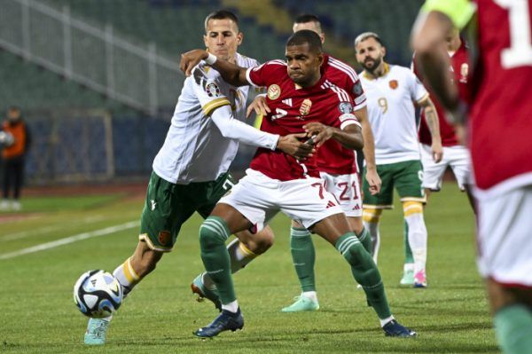 Nego Loic (j), a magyar és Martin Mincsev, a bolgár csapat tagja a labdarúgó Európa-bajnoki selejtezők kilencedik fordulójában, a G csoportban játszott Bulgária - Magyarország mérkőzésen a szófiai Vaszil Levszki Nemzeti Stadionban 2023. november 16-án.<br />Fotó: MTI/Illyés Tibor