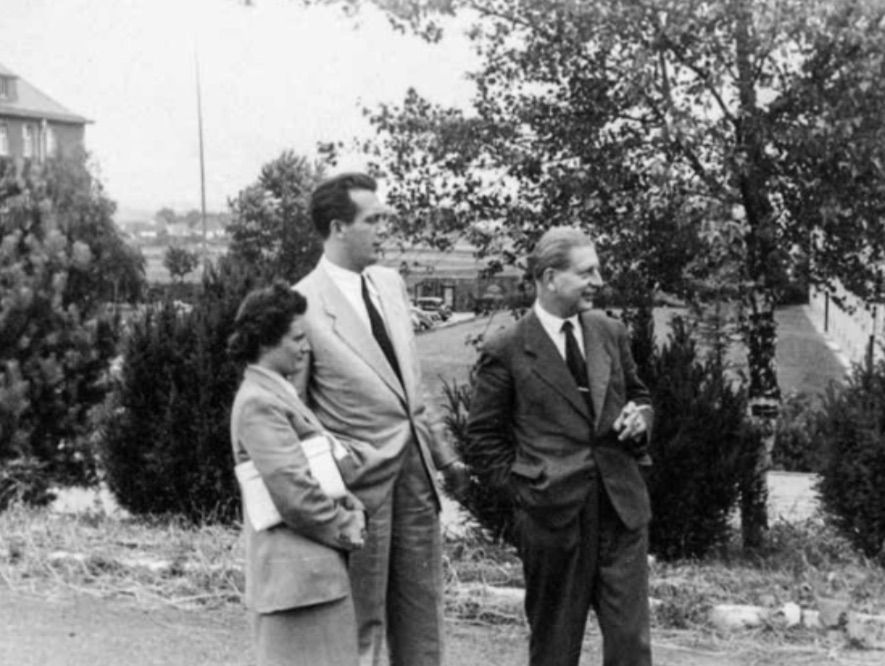 Vezető kép: Herbert Schellpeper a magyar hírszerzés által begyűjtött (vagy készített?) fotón. A kép forrása: ÁBTL / Borvendég Zsuzsanna: Mesés kémjátszmák