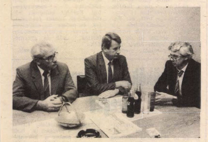 Berecz János látogatása a szerkesztőségben, 1985. Középen Berecz, jobbra Kaposi főszerkesztő / Fotó: Heves Megyei Népújság, Arcanum