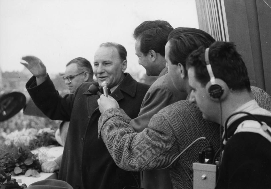 Szepesi beszélget Kádárral május elsején - 1960 / Fotó: Fortepan.hu