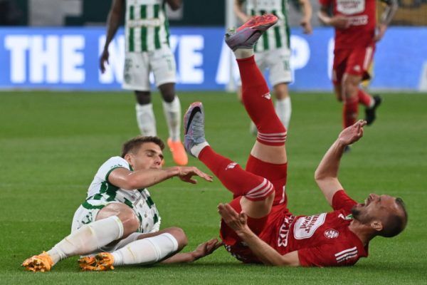 Budapest, 2023. május 6.<br /> Baráth Péter (b), az FTC és Jasmin Mesanovic, a Kisvárda játékosa a labdarúgó OTP Bank Liga 30. fordulójában játszott Ferencvárosi TC - Kisvárda Master Good mérkőzésen a Groupama Arénában.<br /> Fotó: MTI/Illyés Tibor