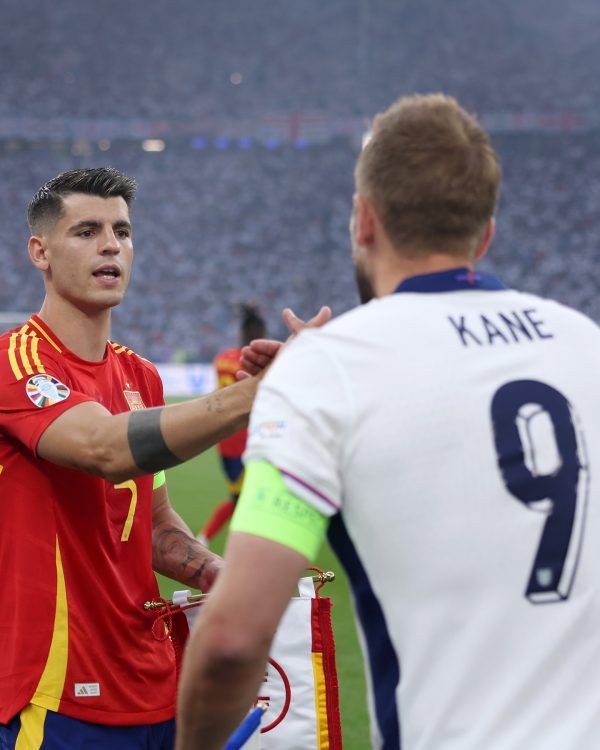 Alváro Morata és Harry Kane pacsizik a mérkőzés előtt. Fotó: Facebook/UEFA EURO 2024