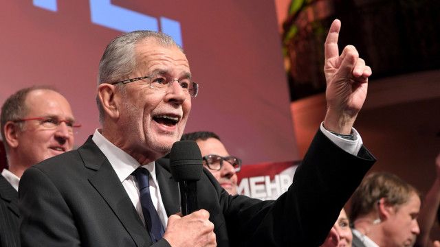 Der Wahlsieger Alexander Van der Bellen am Wahlfest fuer Van der Bellen am Sonntag, 04. Dezember 2016, anlaesslich der Bundespraesidenten Stichwahl-Wiederholung in Wien. (APA/ROLAND SCHLAGER