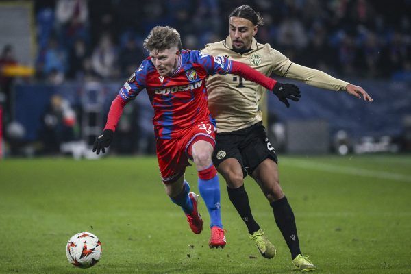 Cebrail Makreckis (j), a Ferencváros és Pavel Sulc, a Viktoria Plzen játékosa a labdarúgó Európa-liga nyolcaddöntőjébe jutásért játszott Viktoria Plzen-Ferencvárosi TC második mérkőzésen a plzeni Doosan Arénában 2025. február 20-án.<br />Fotó: MTI/Czeglédi Zsolt