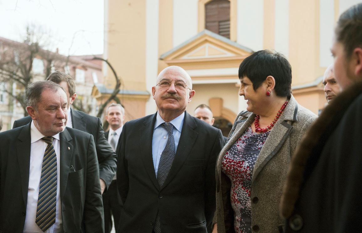 Martonyi János külügyminiszter (k) érkezik Tóth István beregszászi magyar főkonzul (b) és a főiskola elnöke, Orosz Ildikó (j) társaságában a II. Rákóczi Ferenc Kárpátaljai Magyar Főiskolára Beregszászon 2014-ben / Fotó: MTI