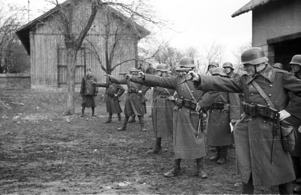 Pisztoly-lövészet a Ludovikán (1937) / Fotó: Fortepan.hu