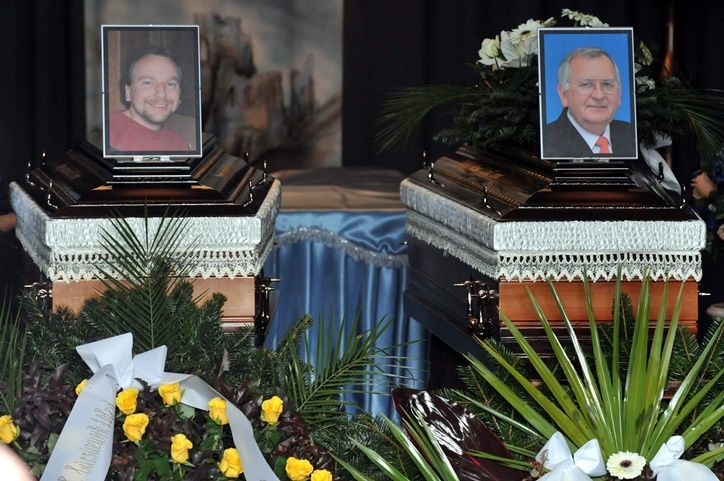Takács József és Papp László, a csepeli kettős gyilkosság áldozatainak fényképe a koporsójukon - 2009. január 30. - MTI Fotó: Kovács Tamás