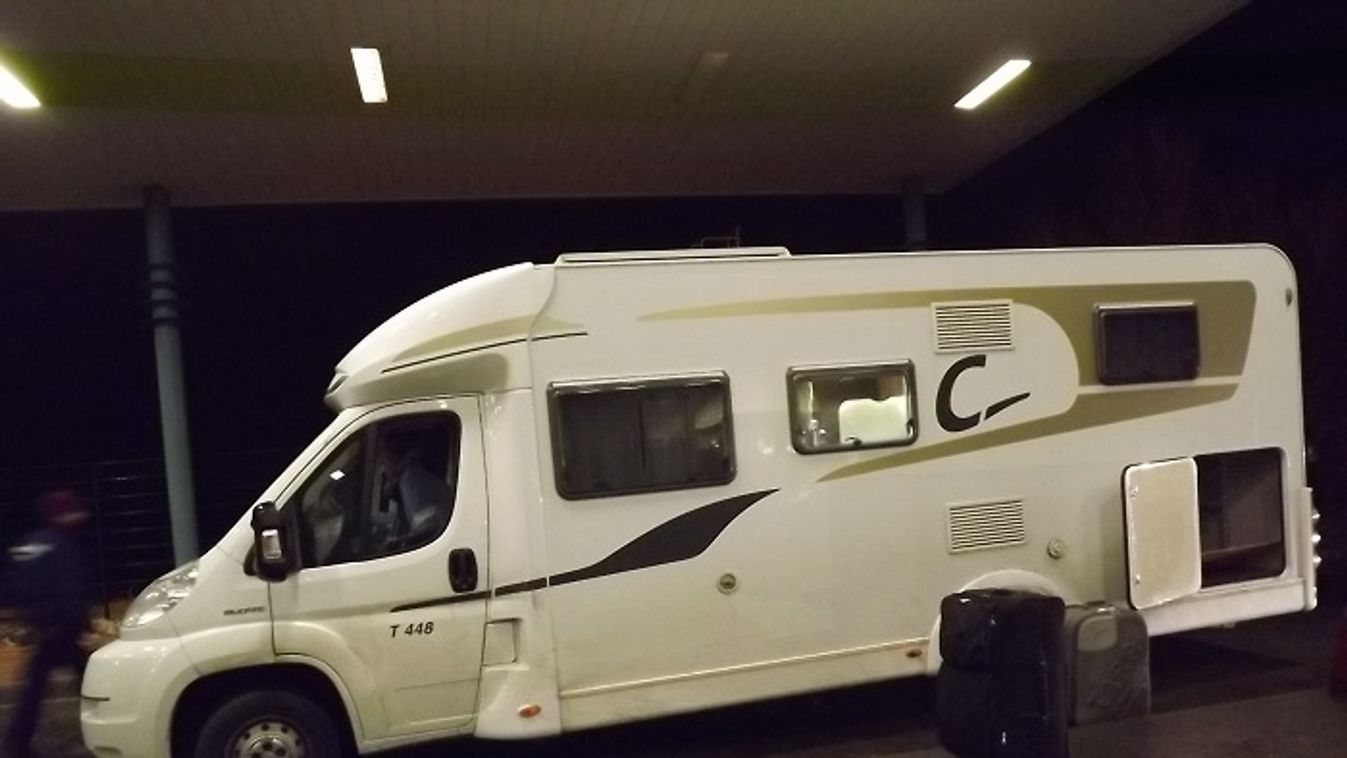 Lakókocsiban érkeztek a határhoz az illegális migránsok