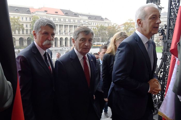 Budapest, 2016. október 25. Kövér László, az Országgyûlés elnöke, Marek Kuchcinski, a lengyel szejm (alsóház) elnöke és Stanislaw Tillich szászországi tartományi miniszterelnök, a parlamenti felsõház, a Szövetségi Tanács (Bundesrat) ügyvezetõ elnöke (b-j) érkezik az 1956. október 25-i Kossuth téri sortûz áldozatainak tiszteletére rendezett megemlékezésre a Parlamentbe 2016. október 25-én. MTI Fotó: Kovács Tamás