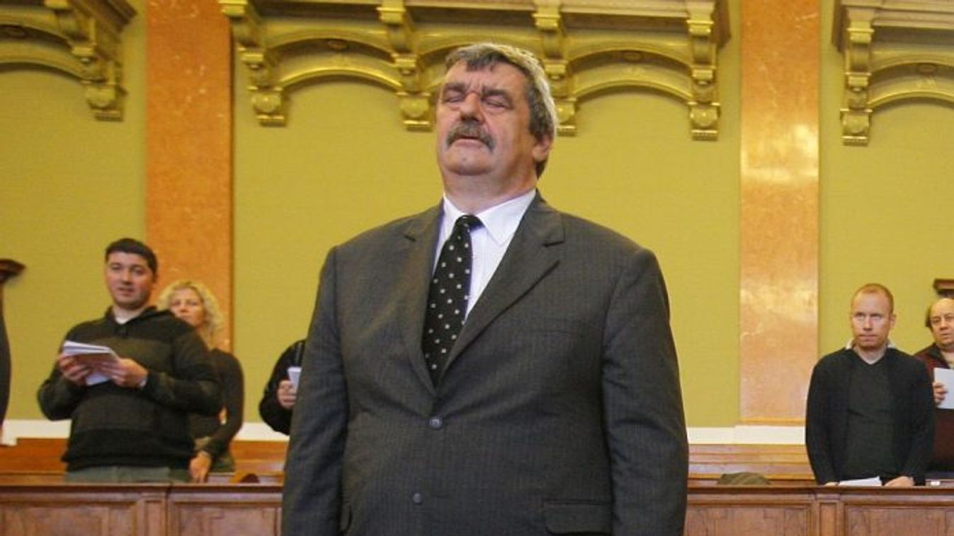 Négy év börtön az ex-MSZP-s Wiesztnek