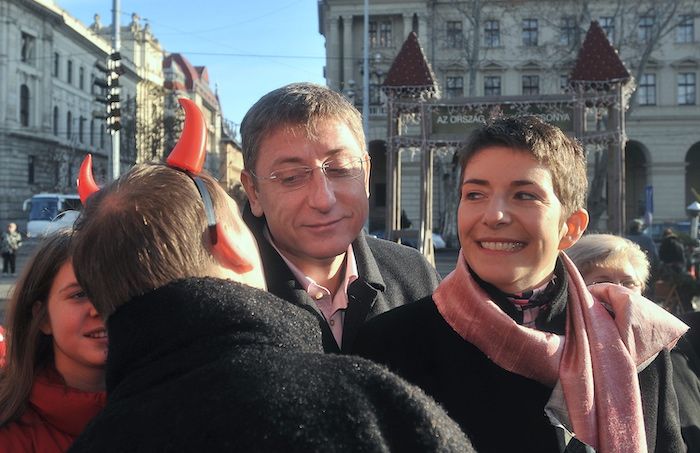 A pipa szinte védjegyévé vált. De ennél sokkal fontosabb, hogy nagy újító volt. Iskolát teremtett a televíziós kommentálásnak, és alapítója volt a rádiós 168 Óra című műsornak. 26 éve ezen a napon hunyt el Ipper Pál. 1949 és 1953 között az ÁVH századosa volt, ezért a rendszerváltás idején gyakran támadták. <…> Mester Ákos így emlékezett rá: »Észrevétlenül tanított toleranciára, tisztességre, türelemre, vitakultúrára, világlátásra, igényesség-re, szakmai szigorúságra, a szélsőségektől való távolság-tartásra, az emberi kapcsolatteremtés fontosságára és arra, hogy a csapatszellem nemcsak kialakítható, hanem át is örökíthető.”