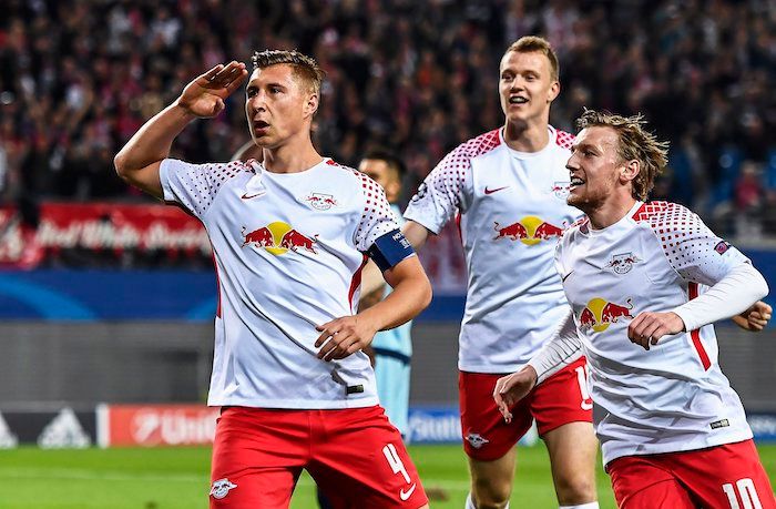 Willi Orbán, az RB Leipzig játékosa (bal oldalon) a kevés topligában játszó magyar labdarúgó egyike. Fotó: MTI/EPA/Filip Singer