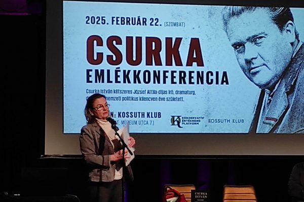 Vasvári Erika több éves munkával alkotta meg Csurka István drámaíró különleges bibliográfiáját. A szerző felvétele.