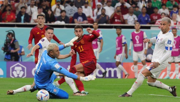 Jellemző kép Costa Rica spanyolok elleni szenvedéséről: a világ egyik legjobb kapusa, Keylor Navas verve, a labda pedig úton a hálóba. Spanyolország 7-0-ra nyerte első vb-meccsét.<br /> Fotó: MTI/EPA/Abir Szultan