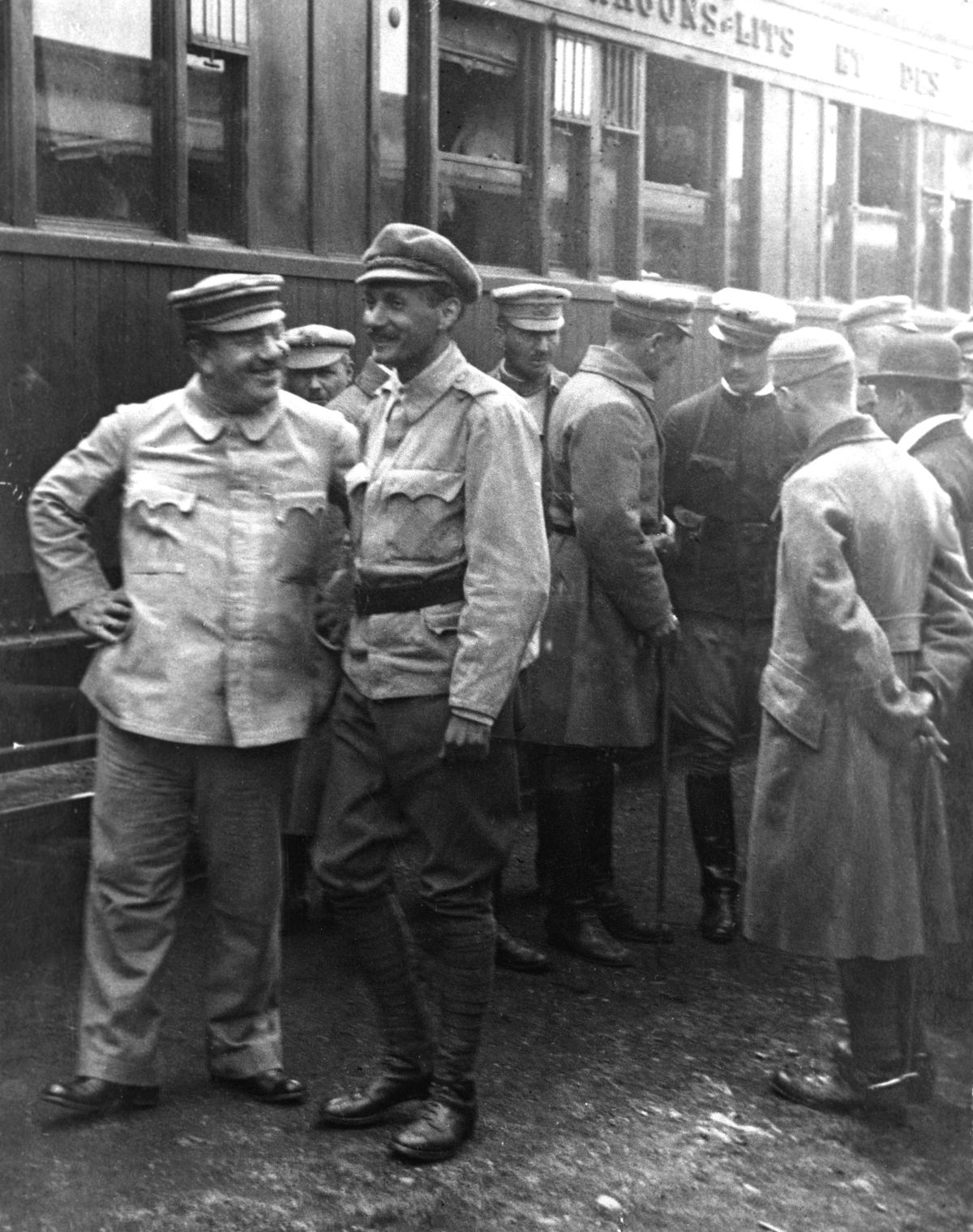 1919. május Vágó Béla (elöl, j, szemben), a magyar Vörös Hadsereg I. hadtestének parancsnoka és Landler Jenõ (elöl, b), a III. hadtest parancsnoka a frontra indulás elõtt. /Fotó: MTI