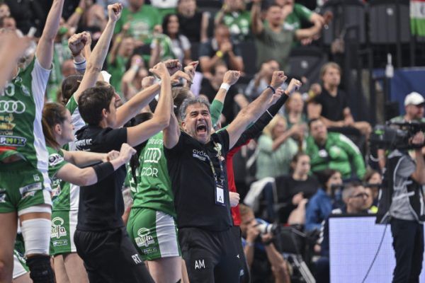 Ambros Martin és a győri lányok ünnepelnek a megnyert bronzmeccs után a női kézilabda Bajnokok Ligája négyes döntőjében a budapesti MVM Dome-ban 2023. június 4-én. <br /> Fotó: MTI/Illyés Tibor