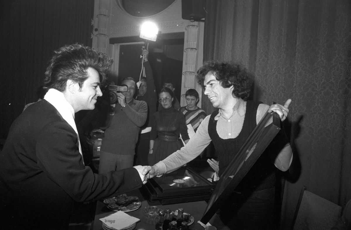 Wilpert Imre (j), a Favorit Hanglemez Stúdió fõszerkesztõje átnyújtja a platina-lemezt a Dolly Roll tagjainak / Fotó: MTI
