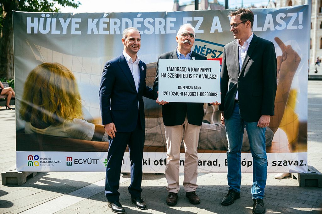Szigetvári Viktor, az Együtt - a Korszakváltók Pártjának elnöke, Bokros Lajos, a Modern Magyarország Mozgalom (MoMa) elnöke és Karácsony Gergely, a Párbeszéd Magyarországért (PM) társelnöke a népszavazási kampányról tartott sajtótájékoztatón a budapesti Kossuth téren 2016. szeptember 1-jén. A három párt közös plakátkampánnyal próbálja rávenni a választókat, hogy bojkottálják az október 2-ai népszavazást. Foto: Horváth Péter Gyula