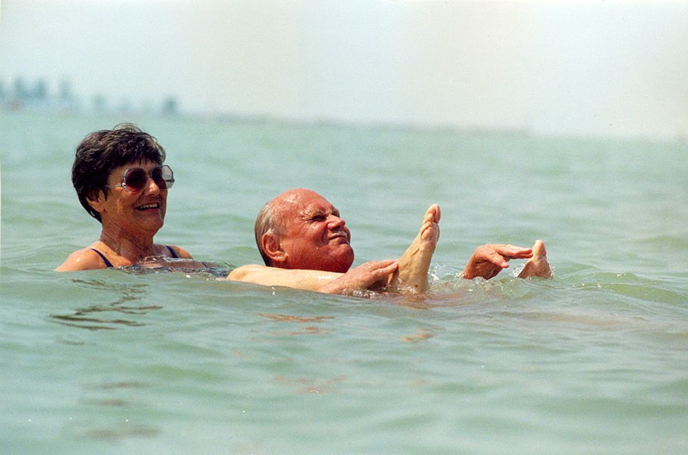 Göncz Árpád és felesége a Balatonnál / Fotó: MTI