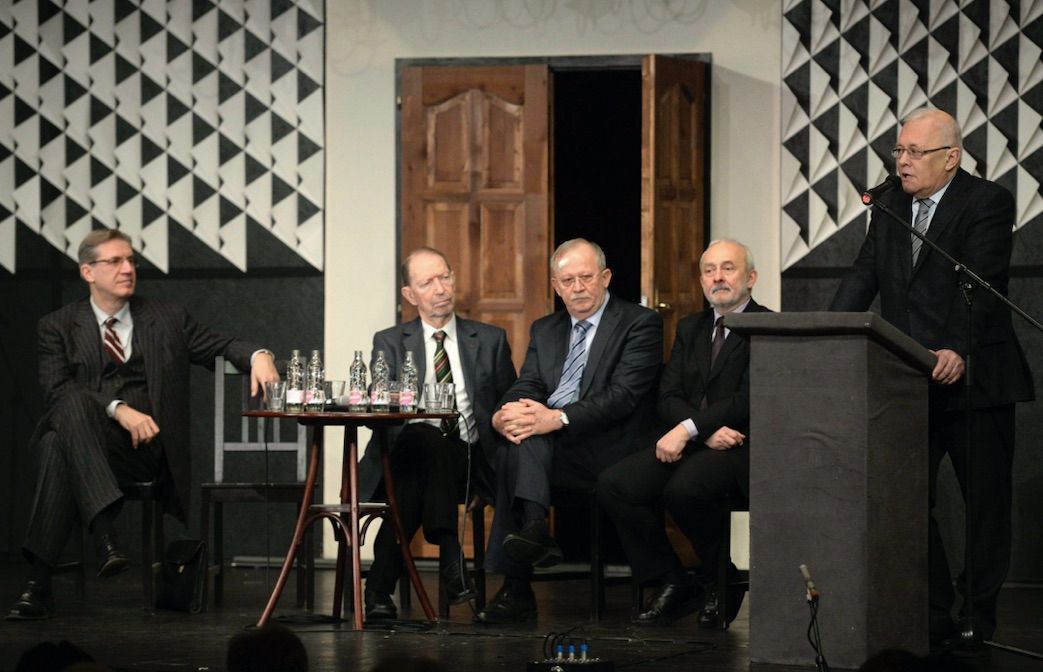 Balázs Péter volt külügyminiszter beszél <volt impexes, akit az MNVK-2-höz soroltak>, tőle balra Magyar Bálint korábbi oktatási miniszter, Kende Péter akadémikus, Kuncze Gábor, a BIKT elnökségi tagja és Csillag István közgazdász, korábbi gazdasági miniszter. Utóbbi a hetvenes években részt vett egy állambiztonsági nyomozásban. 2014 / Fotó: MTI